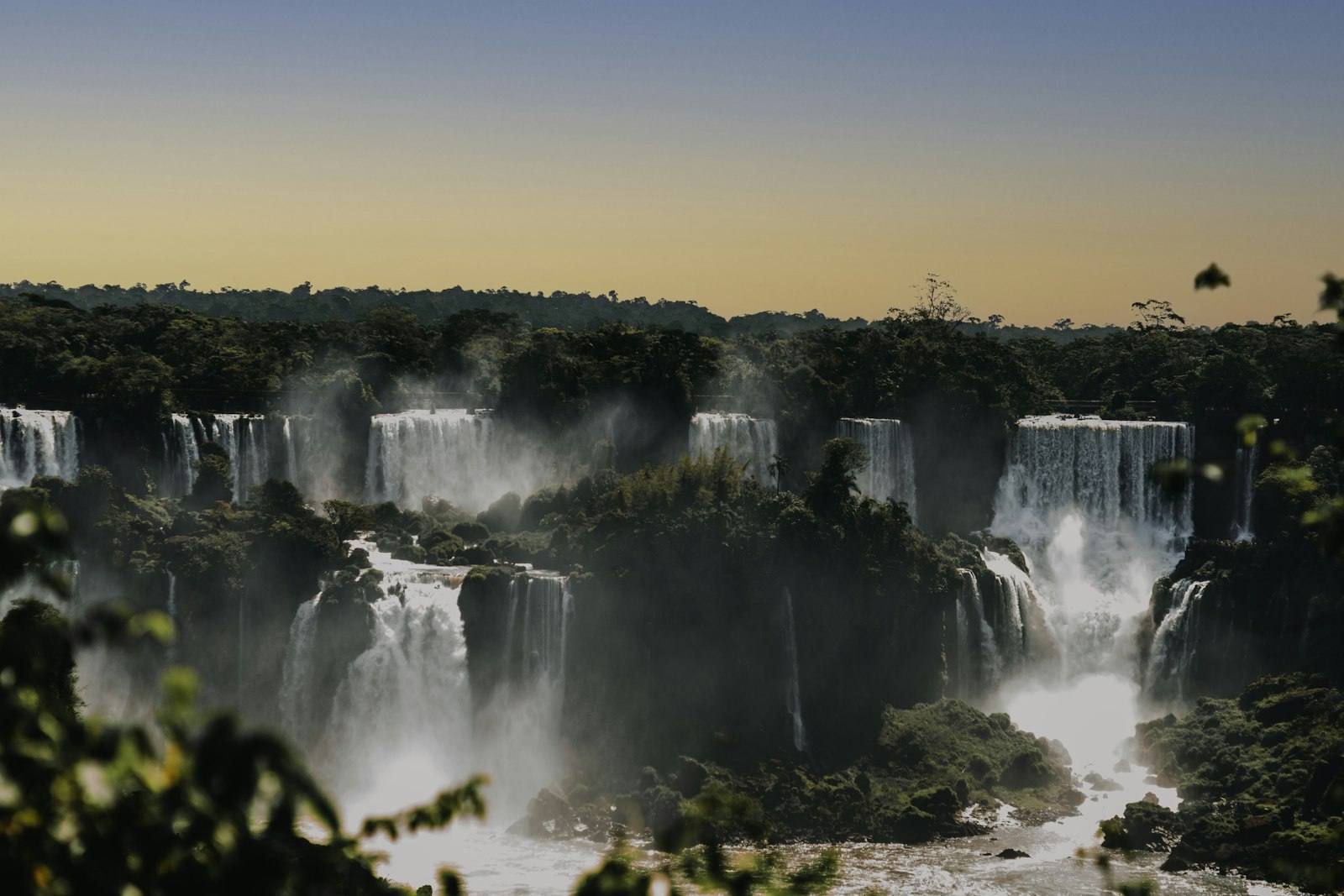Las Cataratas del Iguazú al atardecer, con la neblina subiendo entre la selva