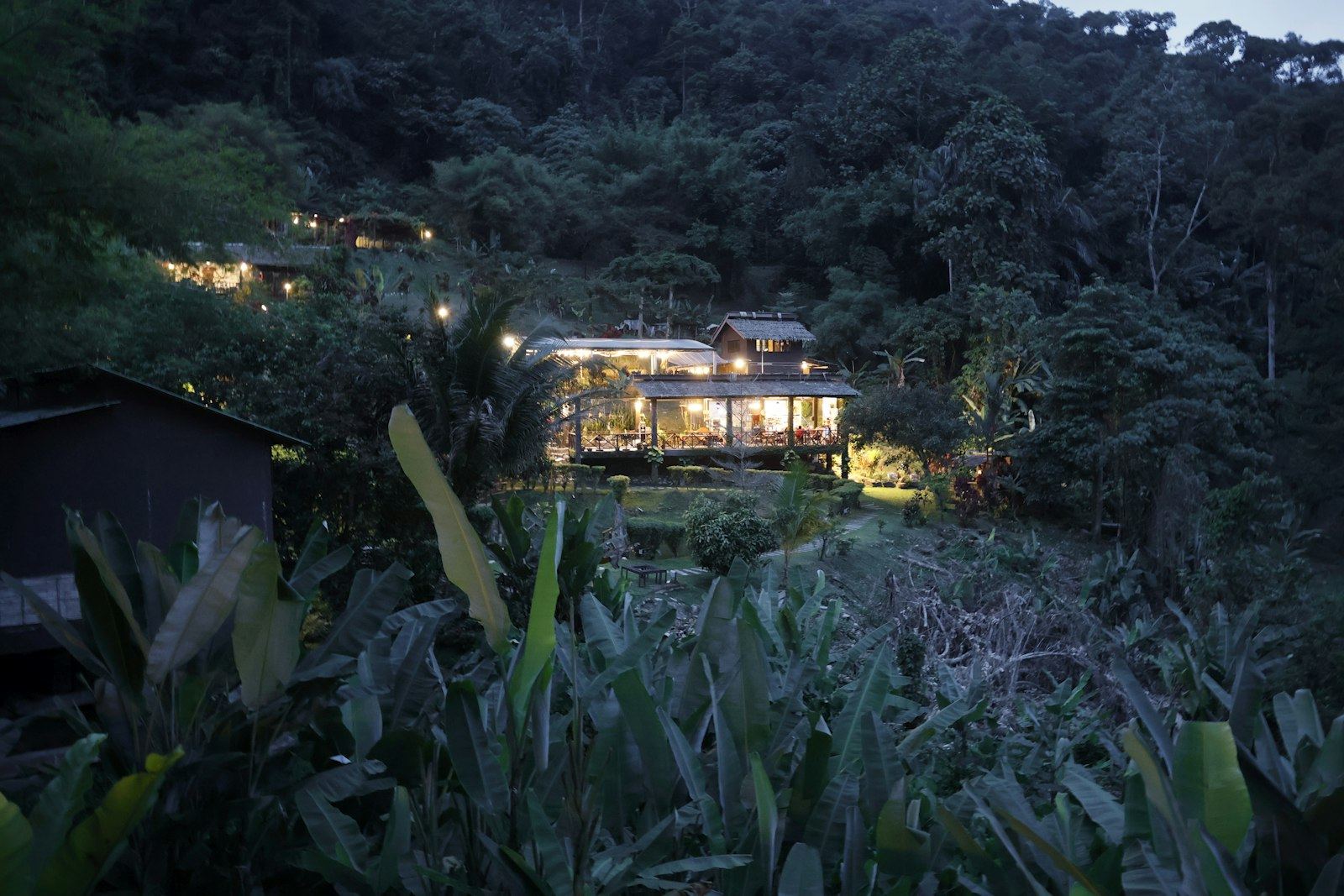 El resort iluminado entre la selva paranaense al caer la noche